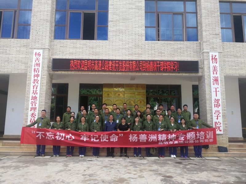 与周波杨惠兰合影