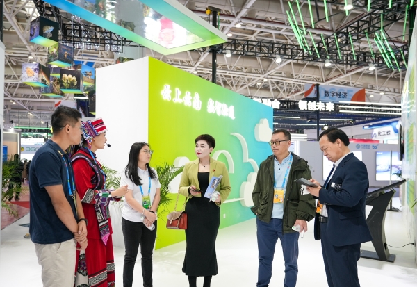 图五 参加第六届数字中国建设成果展览会现场